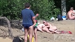 Boquete na praia de nudismo 2 - videosadultos18.com