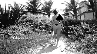 Hotwife caminhando na praia de biquini. Voyeur Cuckold
