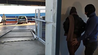 Femme se fait baiser par un inconnu sur le parking, son mari l'attend. Cocu